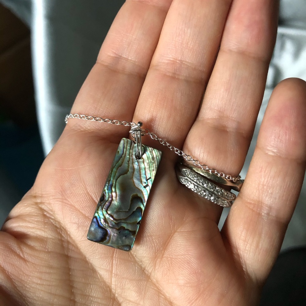 Minimalist Shell Necklace - Picture 2 of 3